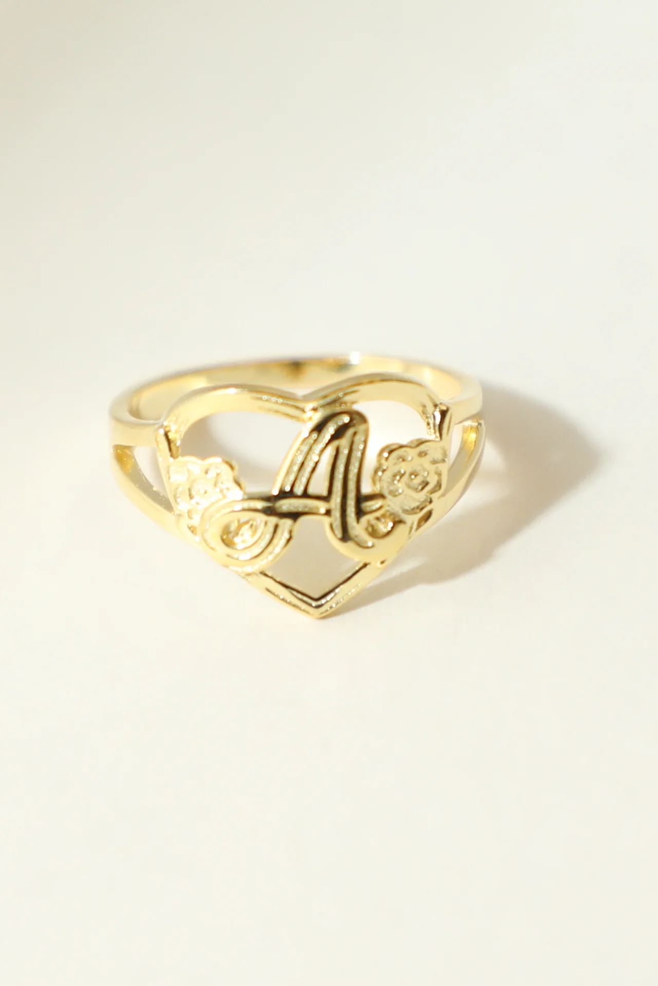 THE GOLD CUTOUT FLOWER HEART LETTER RING - Image 10