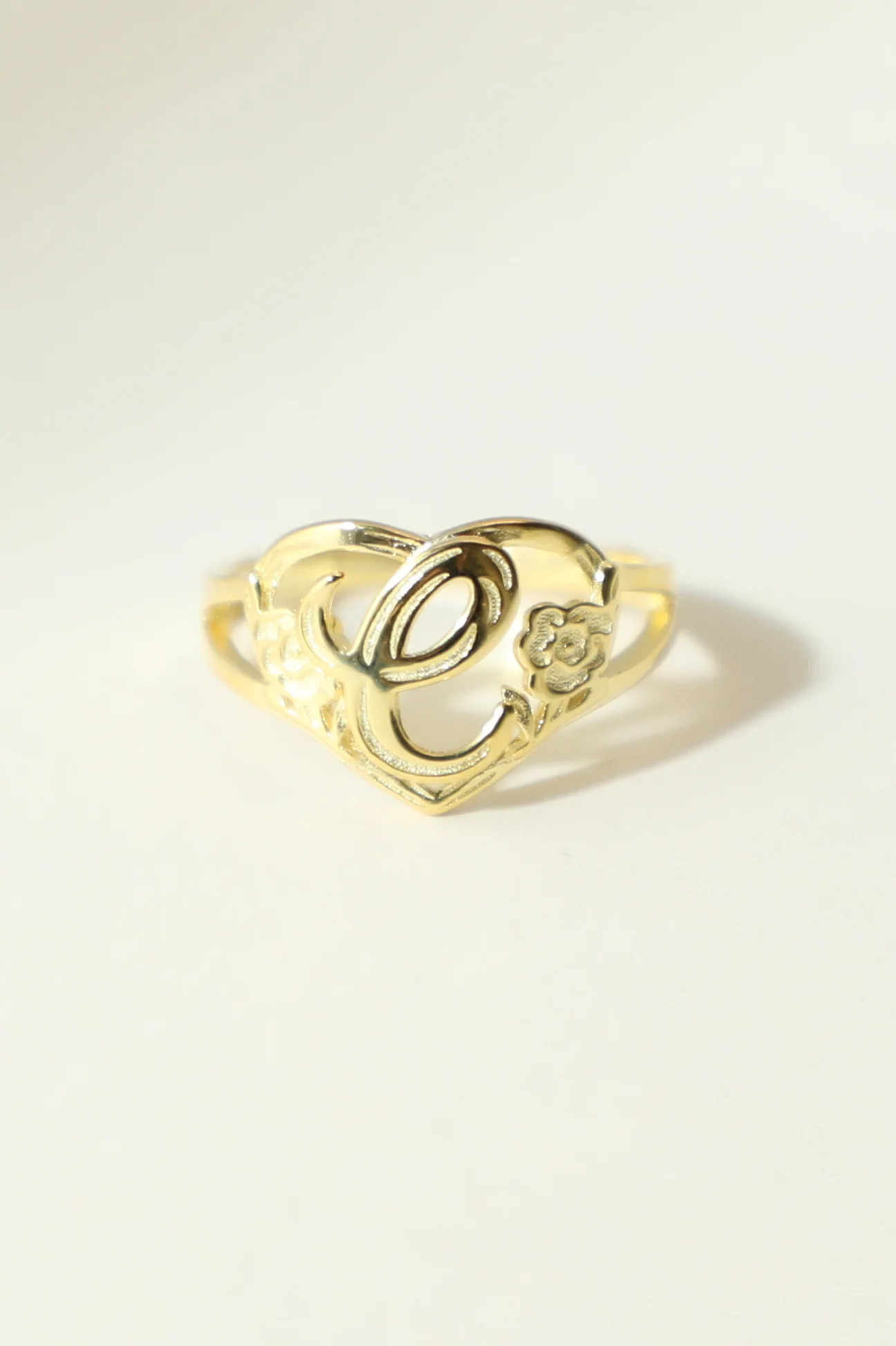 THE GOLD CUTOUT FLOWER HEART LETTER RING - Image 11