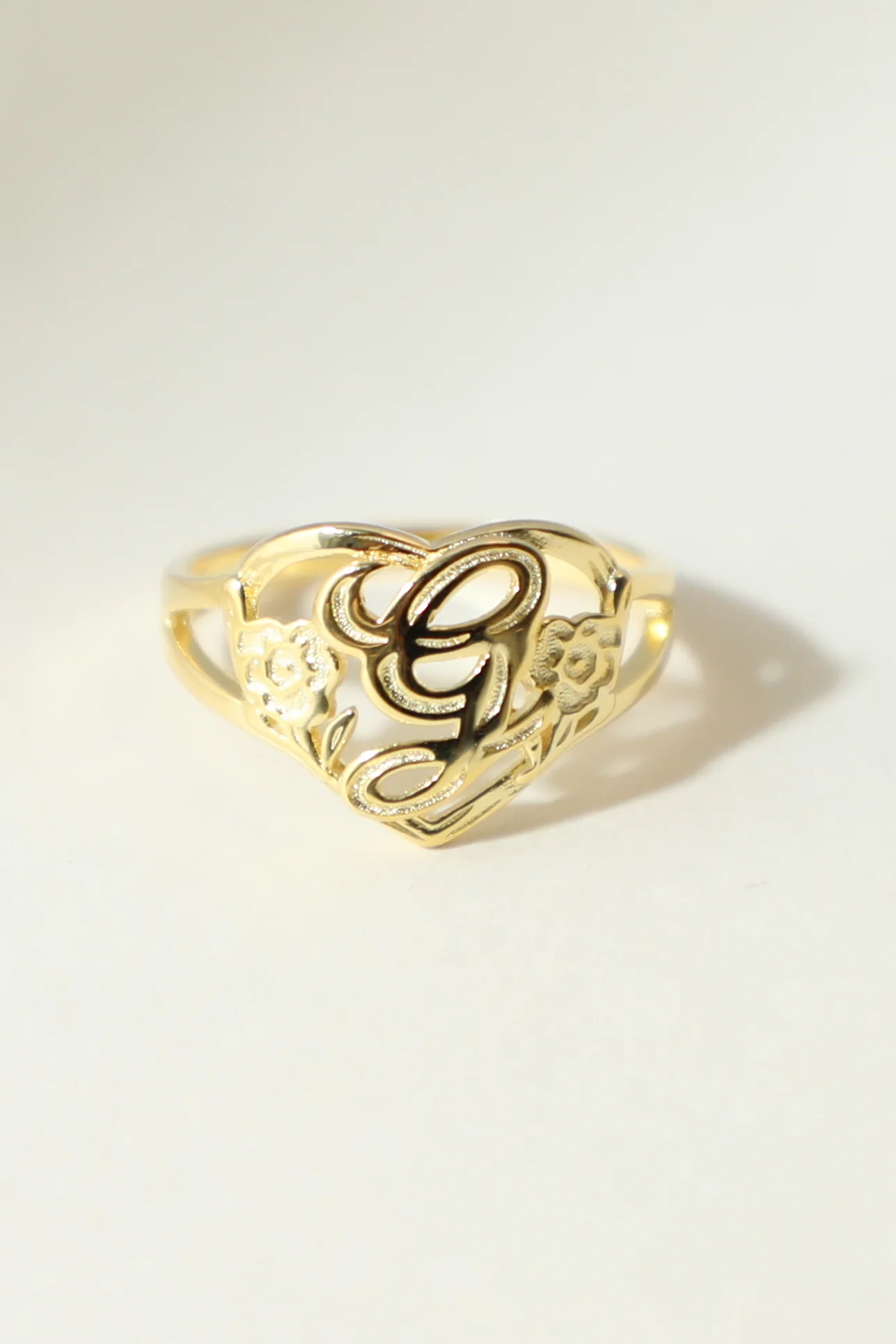 THE GOLD CUTOUT FLOWER HEART LETTER RING - Image 14
