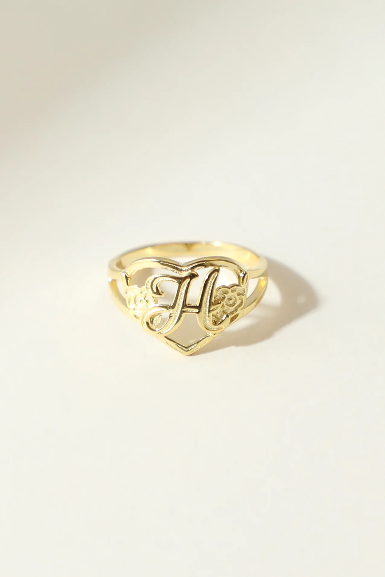 THE GOLD CUTOUT FLOWER HEART LETTER RING - Image 15