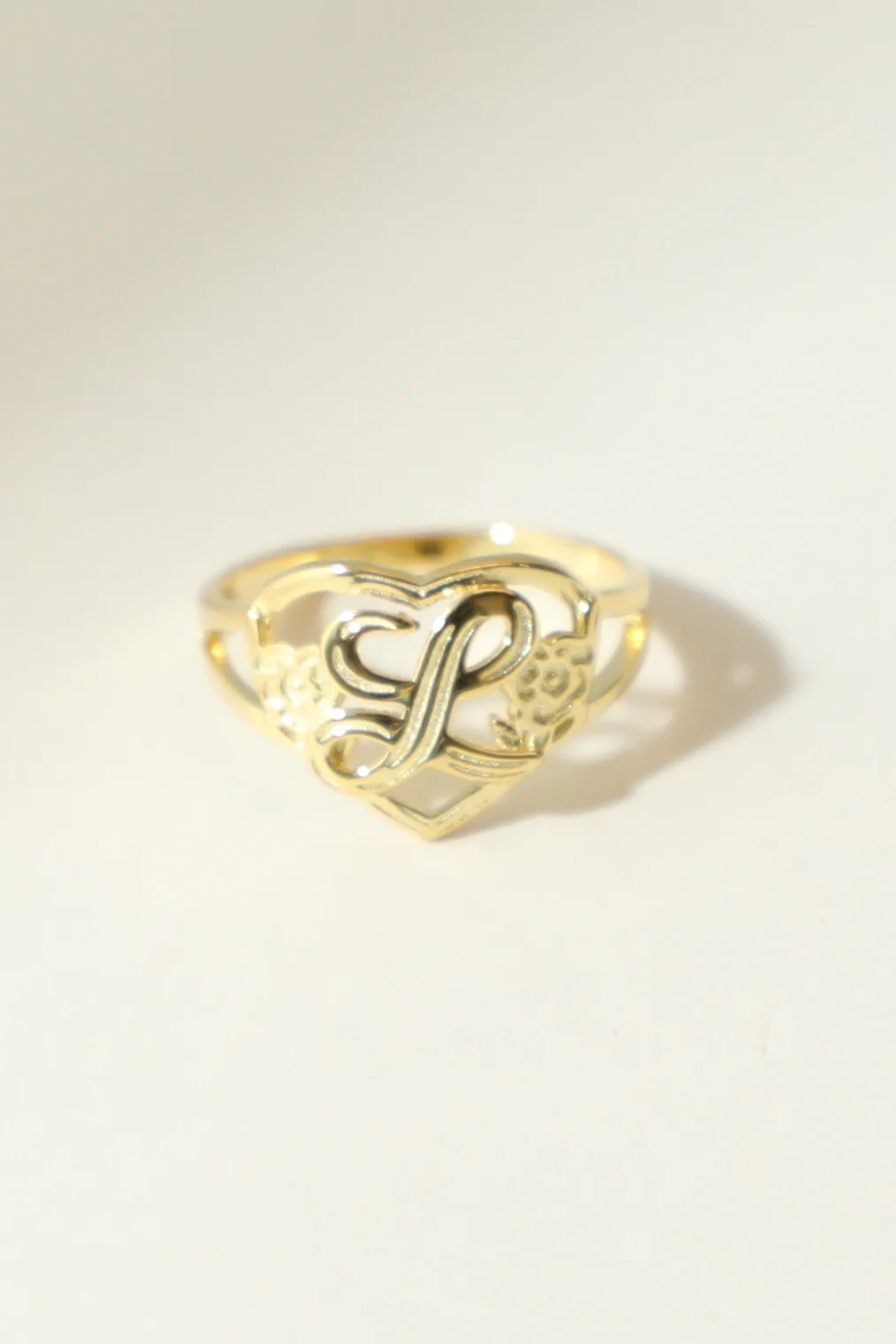 THE GOLD CUTOUT FLOWER HEART LETTER RING - Image 19