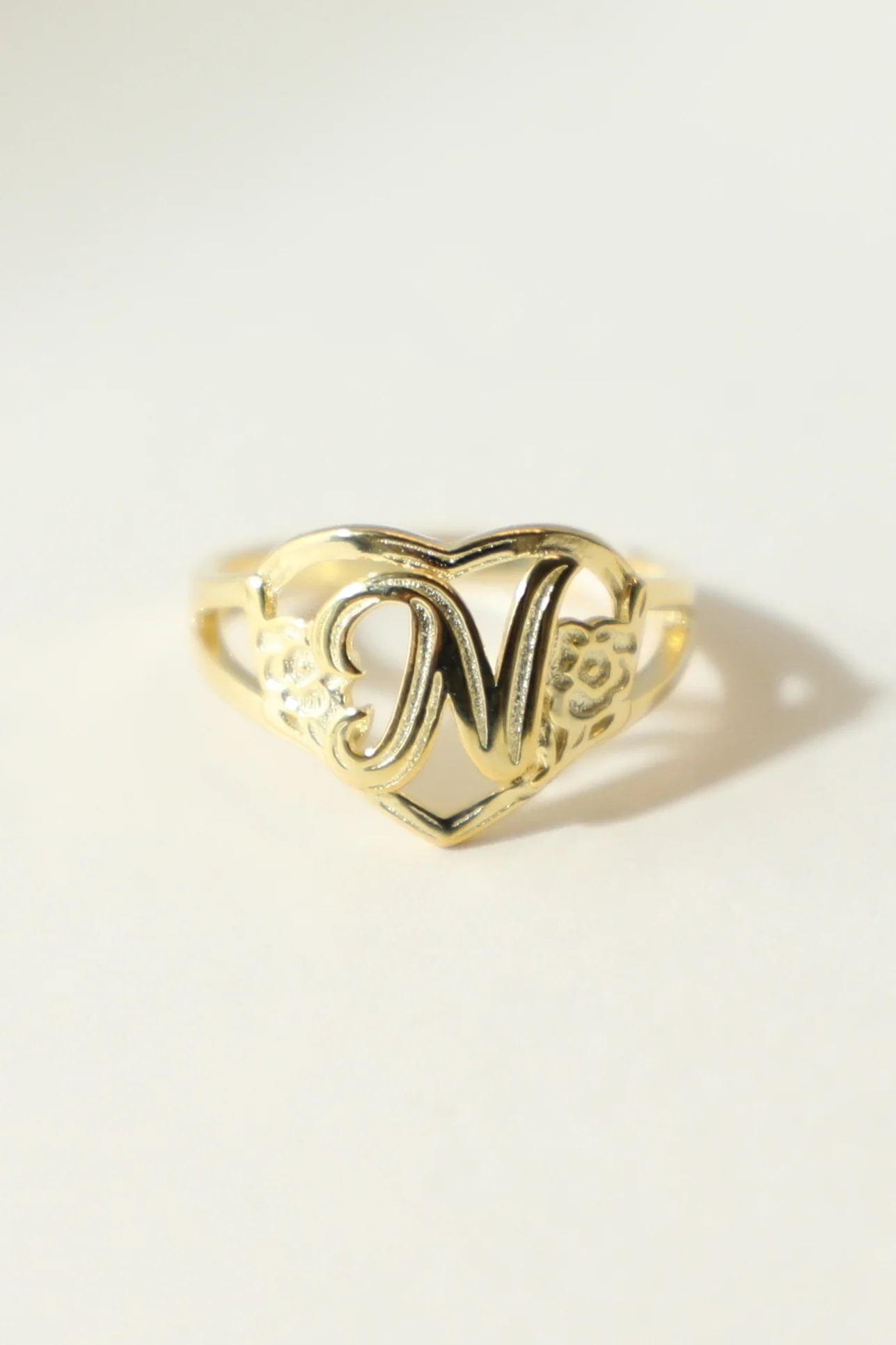 THE GOLD CUTOUT FLOWER HEART LETTER RING - Image 21