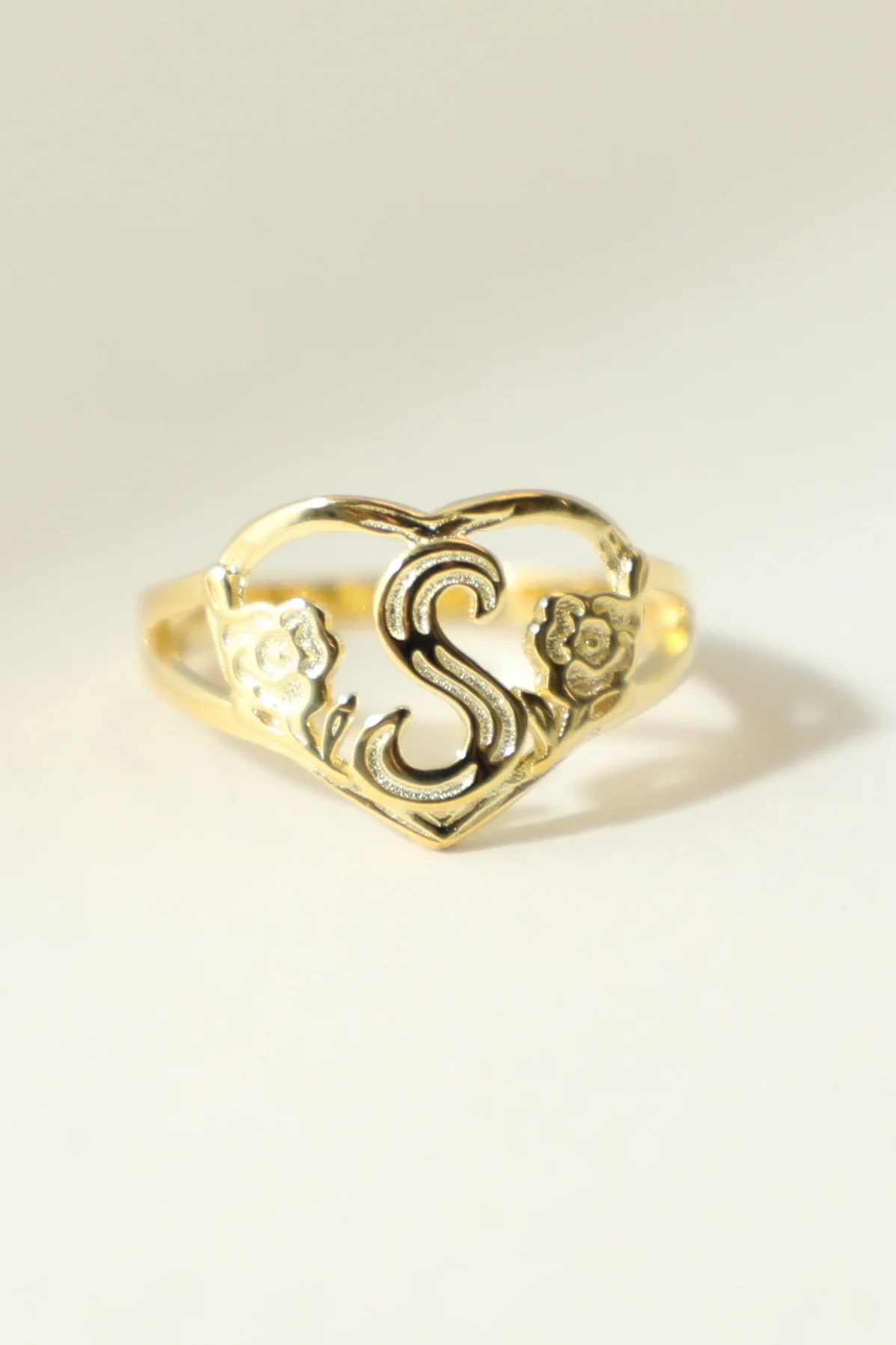 THE GOLD CUTOUT FLOWER HEART LETTER RING - Image 25