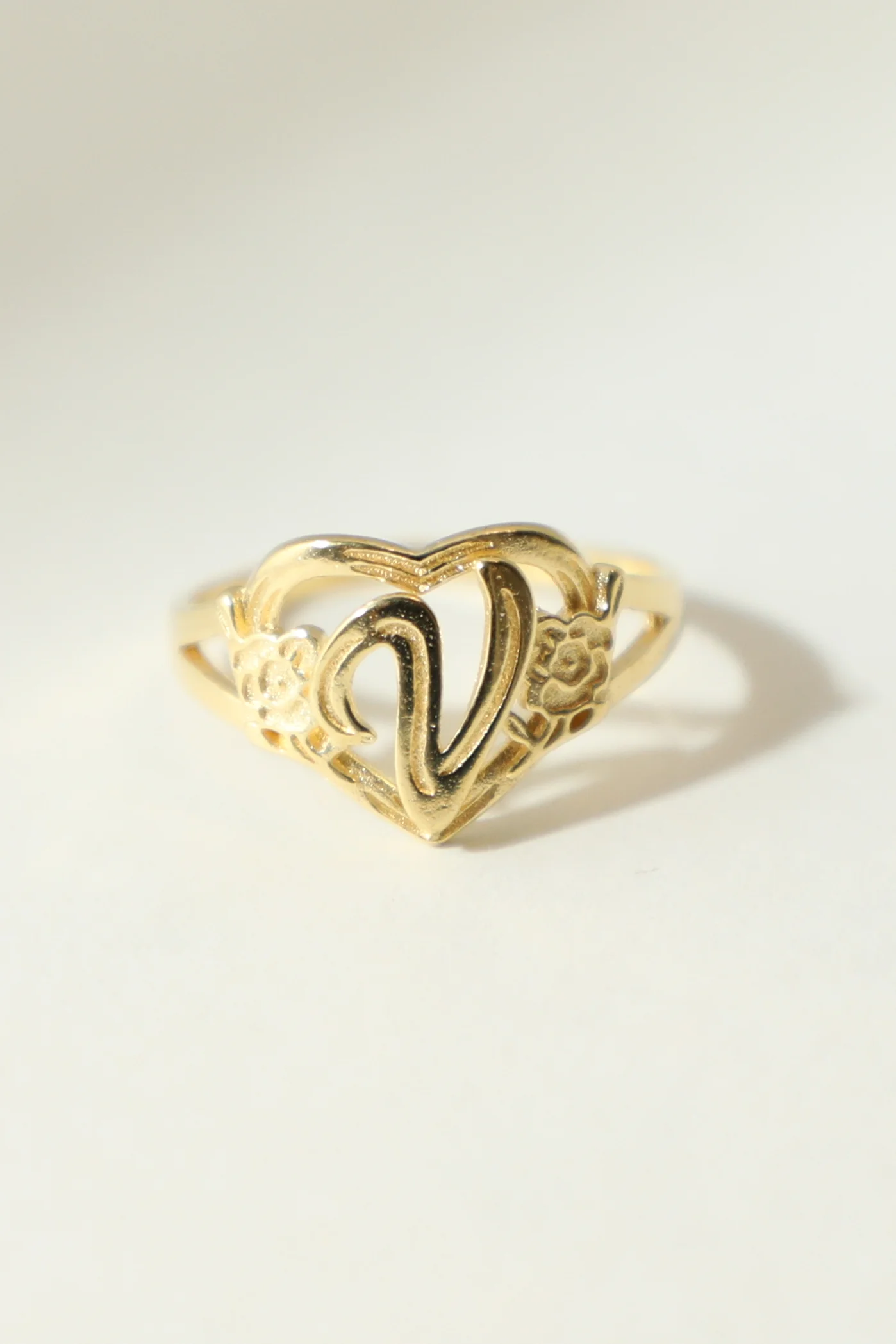 THE GOLD CUTOUT FLOWER HEART LETTER RING - Image 28