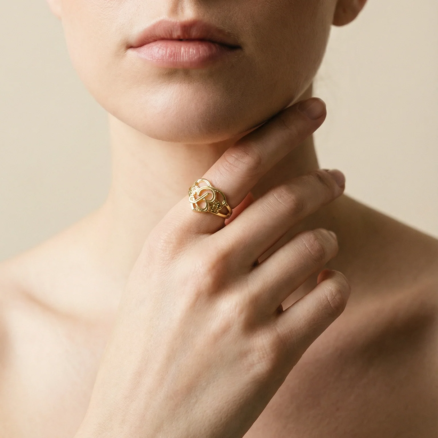 THE GOLD CUTOUT FLOWER HEART LETTER RING - Image 4
