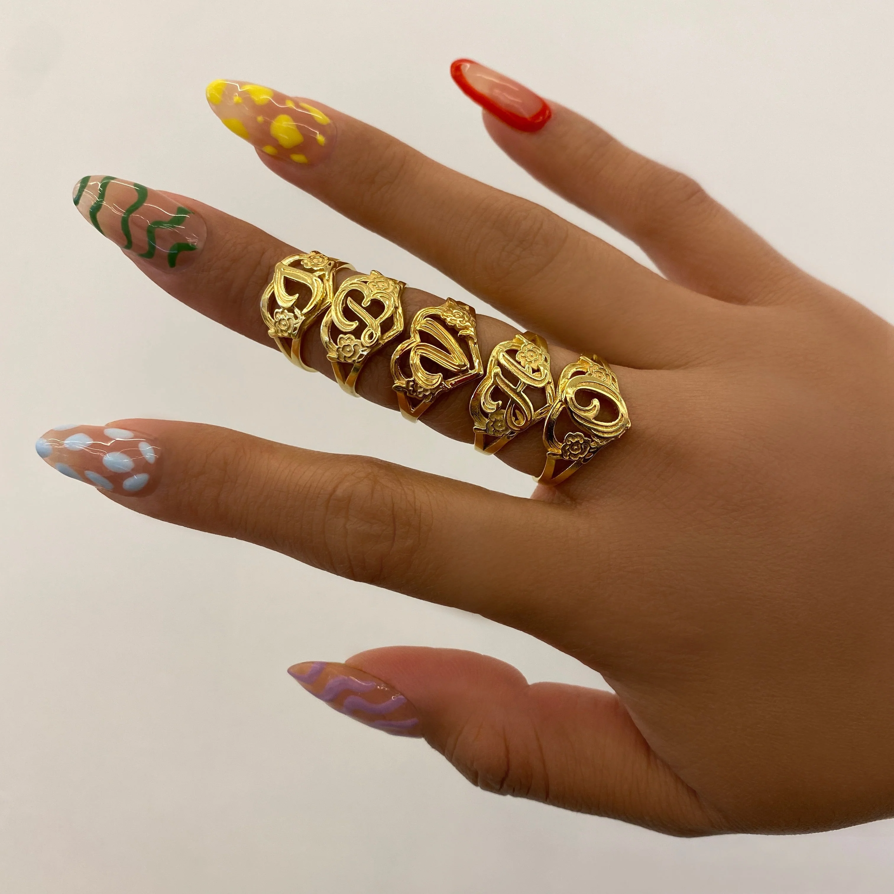 THE GOLD CUTOUT FLOWER HEART LETTER RING - Image 6