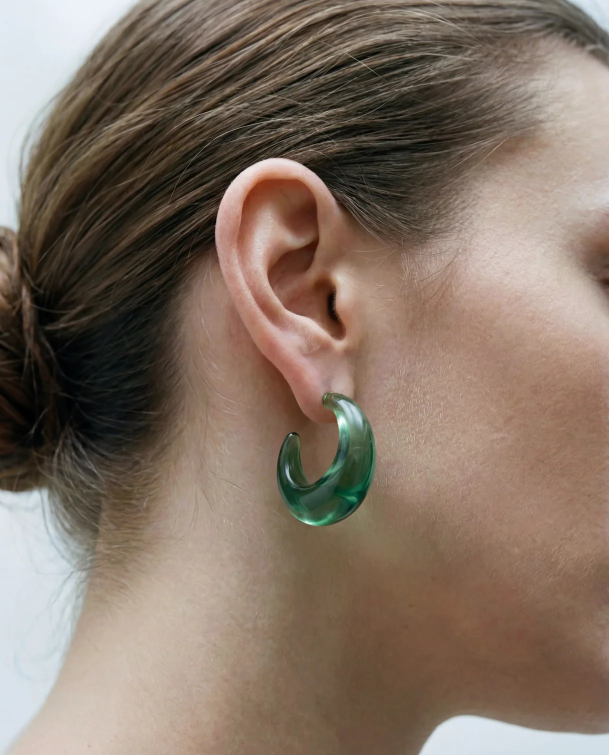 THE GREEN RESIN HOOP EARRINGS - Image 2