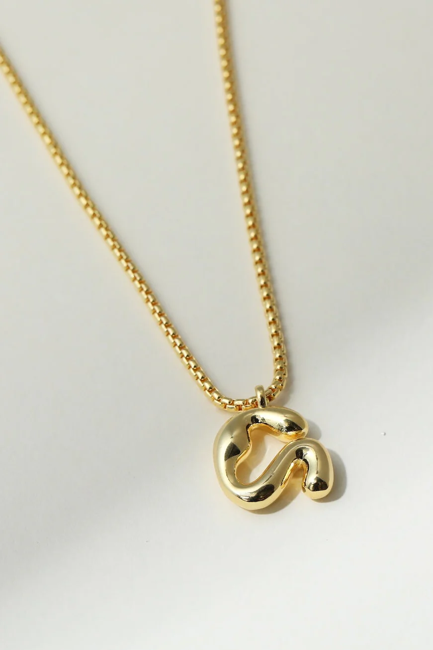 THE MULBERRY LETTER PENDANT NECKLACE - Image 11